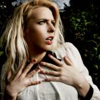 Sara Pascoe hands