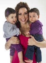 Nadia Aldana con sus hijos