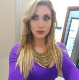 Susana Coronel camisa morada