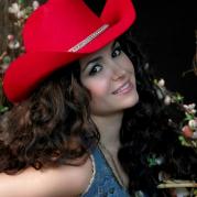 Maite Carranco Sombrero rojo