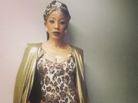 Kelly Khumalo Traje Dorado