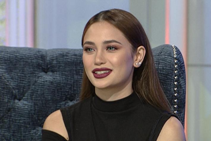 Arci Muñoz couch