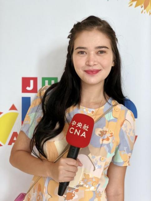 Bela Padilla microphone