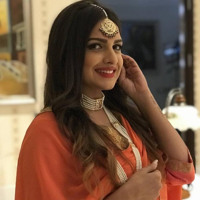 Himanshi Khurana necklace