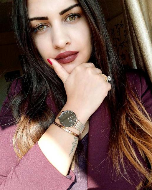 Himanshi Khurana clock