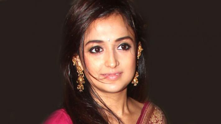 Monali Thakur earrings