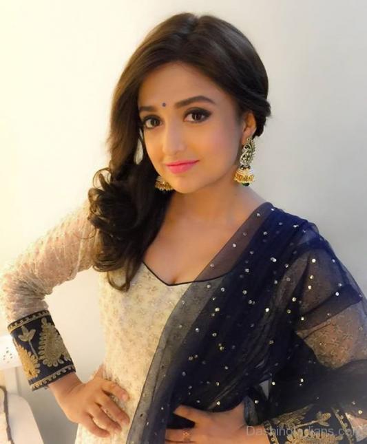 Monali Thakur dress